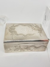 Coffret a cigarettes ou cigare en argent a motif de DRAGON avec cartouche nominé