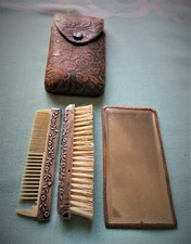 PEIGNE à MOUSTACHE BROSSE MIROIR NECESSAIRE de VOYAGE ancien en ARGENT ETUI CUIR