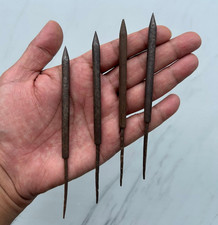 Ancien outil de chasse de guerre à pointe de flèche en fer fait main