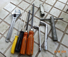 Outils divers : clé à molette, clé à pipe, clé à bougie, tourne vis bricolage