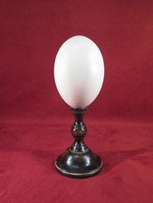 OEUF D'AUTRUCHE MONTE SUR PIED TOURNE BOIS NOIRCI CABINET DE CURIOSITE