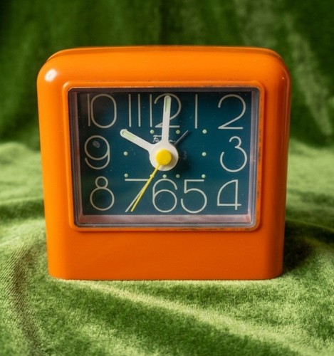 Réveil vintage orange années