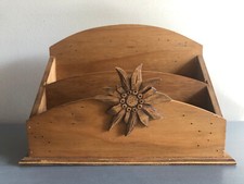 Ancien porte courrier trieur en bois Sculpture Edelweis Vintage, comme neuf !