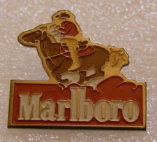 pin's MARLBORO COWBOY A CHEVAL