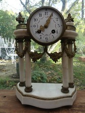 Horloge  de  cheminée en marbre, albâtre, laiton et bronze