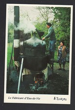 VEYSSIERE (24) ARTISAN BOUILLEUR de CRU au travail à l' ALAMBIC