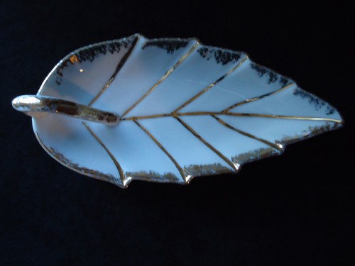 Porcelain leaf candy nut - porcelain,