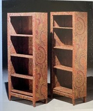 bibliothèque en bois gainée de tissu style cachemire de Pierre Frey