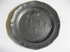 Rare assiette étain XVIIe fleur de lys Ø26,5 cm poinçon Lyon probable Morant