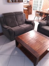 Salon deux et trois places plus table massive le tout ou séparé