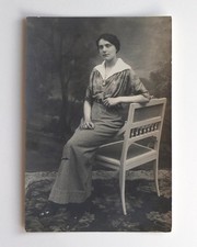 Femme élégante assise