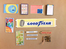 LOT PLAYMOBIL / ENSEIGNES PUB OU MAGASIN, DRAPEAU , PANNEAU DIRECTION, PARCHEMIN