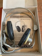 Deux casques audio Hi-fi anciens Beyer DT96A et Grundig 211,