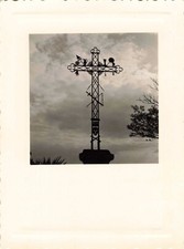 ANCIENNE PHOTOGRAPHIE NOIR ET BLANC MONUMENT AUX MORTS? JOLIE CROIX EN FER