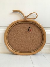 VINTAGE, TABLEAU PÈLE MÈLE  , CADRE BAMBOU FORME FRUIT, PARTIE CENTRALE EN LIÈGE