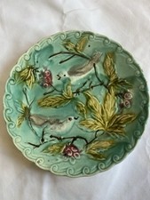 Assiette en barbotine décor