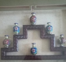 vitrine orientale avec 6 vases