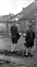 2 jeunes garçons blouses poules poulailler - négatif photo ancien an. 1920 - 30