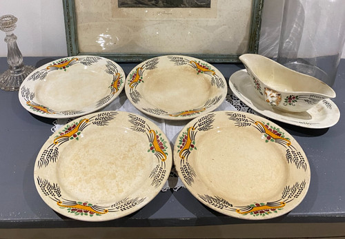 Assiettes plates une - plates, et