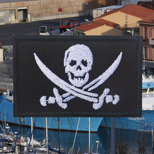 DRAPEAU PIRATE "BARBE NOIRE" -
