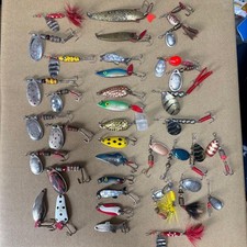 Ancien jeu de leurres cuillères, nombreux, à réparer