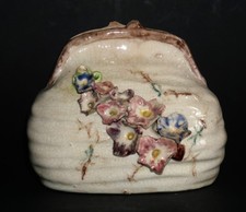 Rare tirelire à casser représentant un porte monnaie fleuri