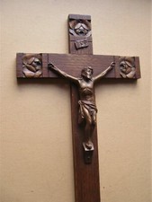 Crucifix en bois sculpté d'époque et de style Art déco - Hauteur 40 cm
