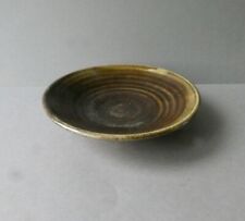 plat, coupe sur piédouche en grès émaillé, signé, à identifier