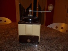 ANCIEN MOULIN A CAFE EN TOLE BOIS ET BAKELITE PEUGEOT FRERES BLANC ET MARRON