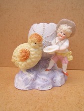 ancinne vase statue en biscuit un enfant donnant à manger à un petit poussin œuf