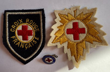 3 anciennes insignes tissu et émail Croix Rouge Secouriste