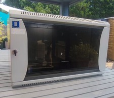 Baie de brassage 19″ – Gigamedia – Porte vitrée + multiprise