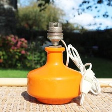 Pied de petite lampe de chevet