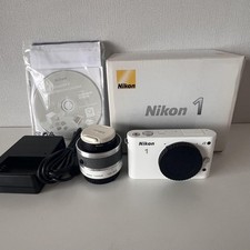 Nikon 1 J2 blanc avec 1 objectif NIKKOR 10-30 mm f/3,5-5,6 VR testé