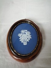 CADRE OVAL, DENTELLES BRODÉES SOUS VERRE, POT DE FLEURS, SUR FOND BLEU 