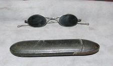 ancienne paire lunette solaire ronde en acier  19ème et étui en cuir noir