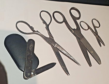 3 paires de ciseaux et 1 petit