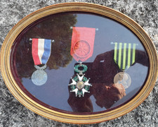 cadre ovale avec 3 Médailles