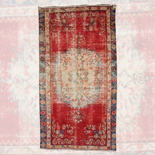 Tapis rouge vintage fait main