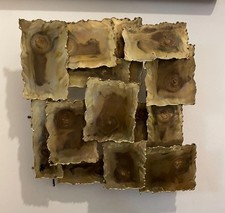 applique brutaliste en métal