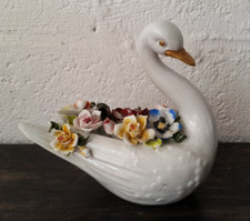 pc13   Cygne en porcelaine avec fleurs, marque style  Capo di Monte