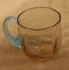 Petit verre soufflé à liqueur de Georges Sand dans les tons ambre et bleu