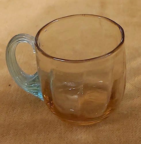 Petit verre soufflé - , à
