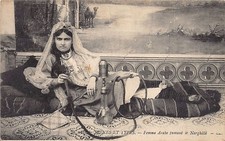 Algérie - Femme arabe fumant