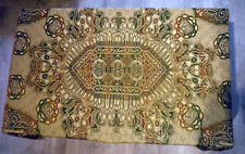 Vintage tenture murale soie motifs arabes silk Arabic calligraphy dessus lit