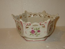 ANCIENNE CORBEILLE  CERTAINEMENT A PAIN. AVEC COMME SIGNATURE UN " N" + LAURIERS