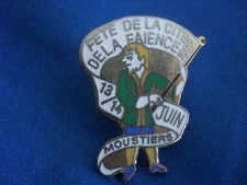PINS RARE FAÏENCE MOUSTIERS