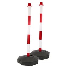 Ensemble routier avec poteaux en plastique et chaîne pour la délimitation et la 