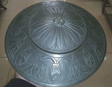 Superbe boite Art déco en étain finemement sculpté. Objet de collection 