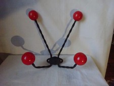 Porte manteau mural métal noir et patères bois colorées rouge vintage années1950